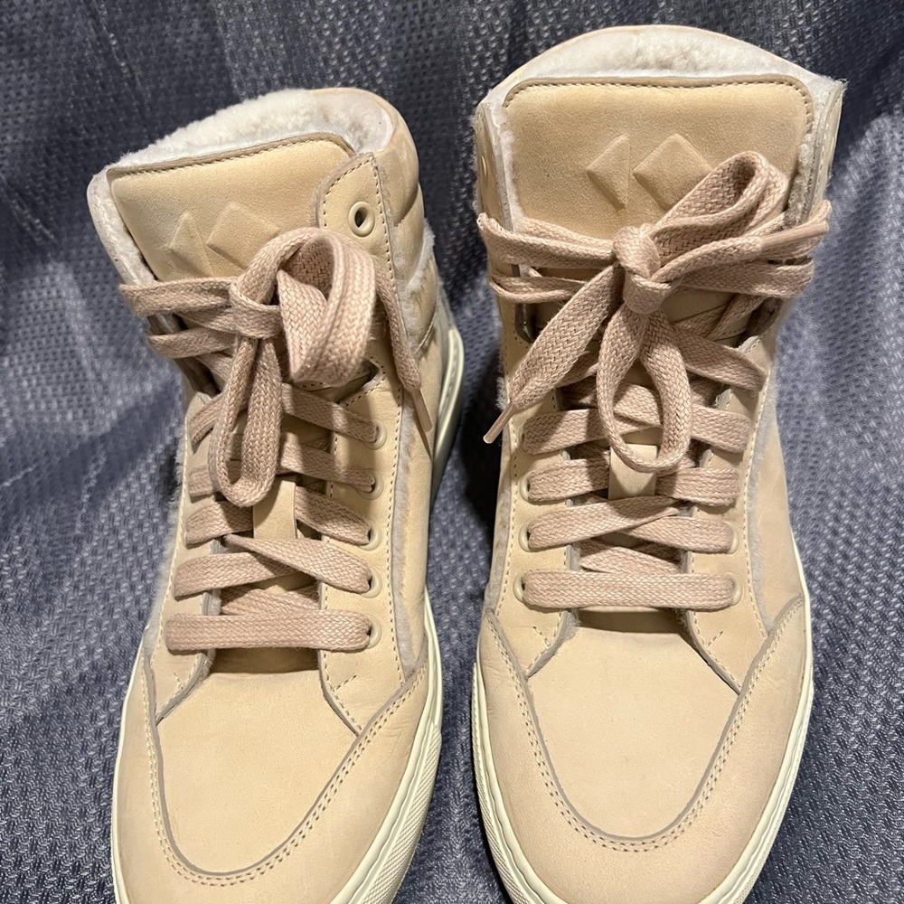 Koio unisex sneaker size 7 men and size 9 women beige